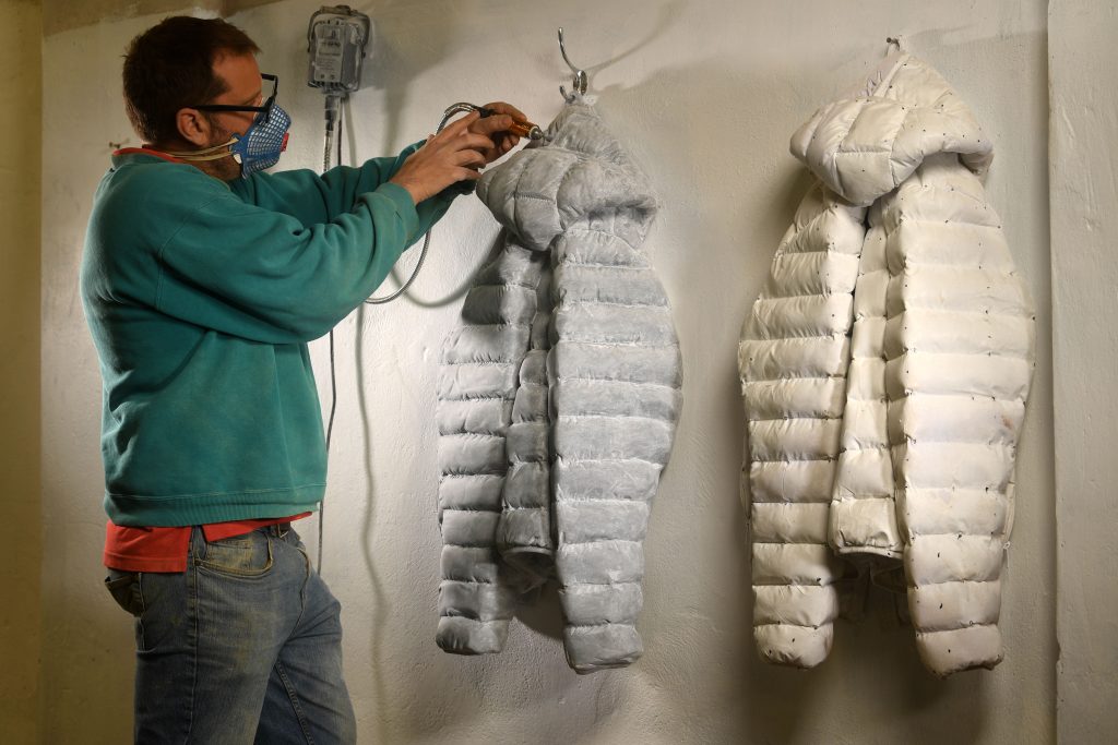 Tom Waugh, sculpteur sur pierre : la longue vie des objets jetables