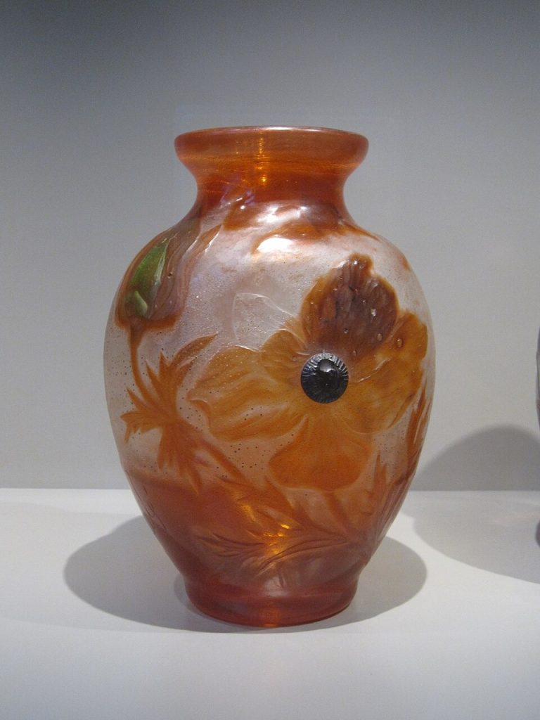 Vase avec un décor d'anémone, réalisé à la cristallerie Emile Gallé de Nancy vers 1897-1900 - Museum of Decorative Arts ; Wikimedia